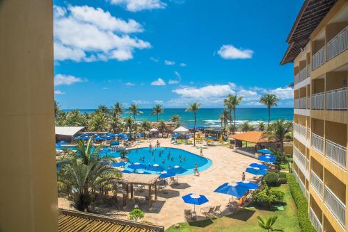 萨尔瓦多Gran Hotel Stella Maris Urban Resort & Conventions的享有游泳池和海滩的美景。