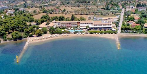 埃雷特里亚埃雷特里亚内格罗蓬特度假酒店的享有海滩空中美景和度假胜地