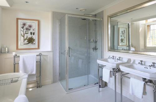 吉斯伯勒吉斯伯勒礼堂酒店的带淋浴、两个盥洗盆和玻璃淋浴间的浴室