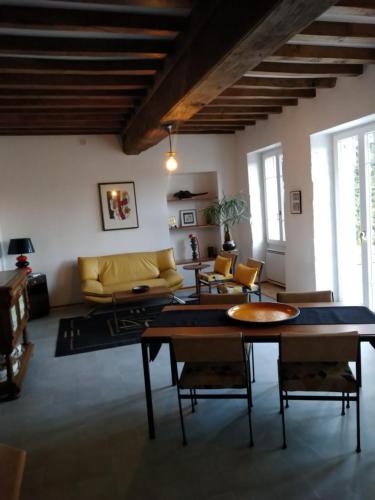 Moux-en-MorvanMaison Haute的客厅配有黄色的沙发和桌子
