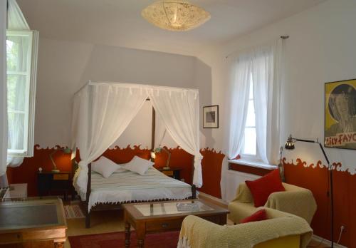 杜塞尔多夫Epic Location的一间卧室配有一张带天蓬的床