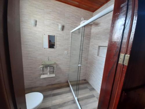 卡波布里奥POUSADA BEIRUTE的浴室设有玻璃淋浴间和卫生间