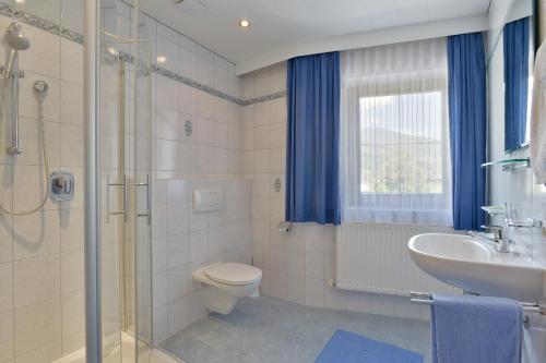 迈尔霍芬斯蒂芬妮乡村公寓的浴室配有卫生间、盥洗盆和淋浴。