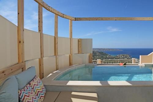 锡蒂亚Bella Mare Sitia的海景阳台上的热水浴池