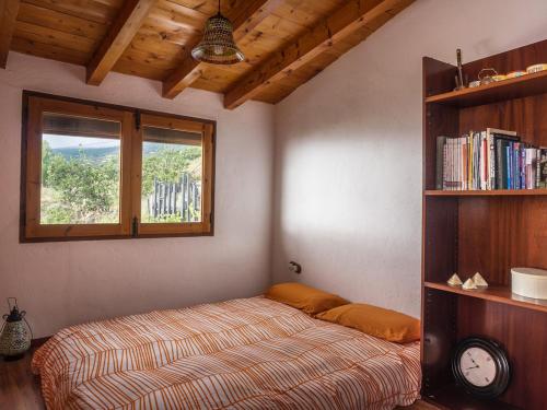 Arafocasa bioclimática的一间卧室设有一张床和一个书架