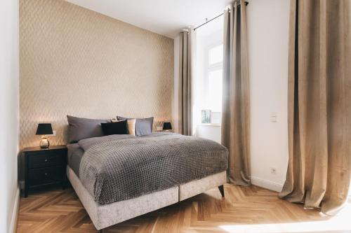 Palais Apartment direkt im Zentrum, FEWO-Residenz-Dresden客房内的一张或多张床位