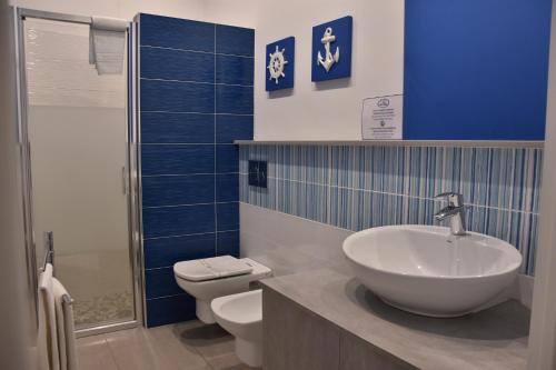 贾迪尼-纳克索斯B&B Marina Blu的一间带水槽和卫生间的浴室
