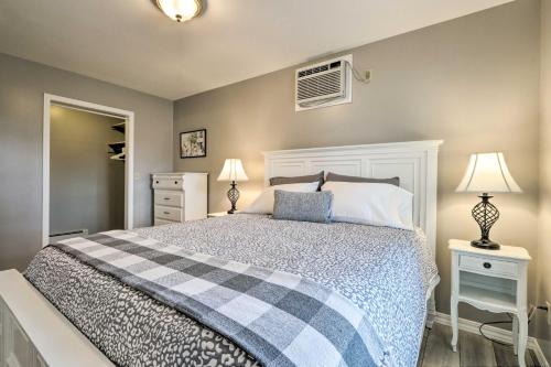 斯波坎Centrally Located South Hill Apartment with Smart TV的一间卧室配有一张床、两盏灯和一个窗户。
