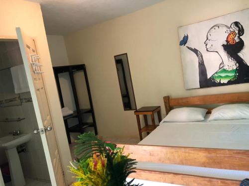 小玉米岛Sunshine Hotel Little Corn Island的一间卧室配有一张壁画床