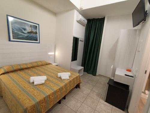 利多克拉西Hotel Zeus Lido di Classe Room Only的一间卧室配有床和绿帘