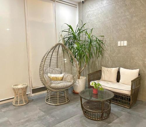 公主港Bambu Suites的一间设有藤椅和桌子的房间