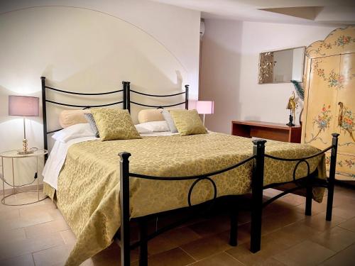 瓦尔法布里卡区弗朗西斯科苏伊帕西宾馆的卧室配有带金色枕头的大床