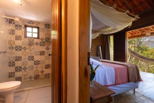 韦尔卡鲍Lilás Hospedagem e Terapias的一间卧室配有一张床,浴室设有窗户