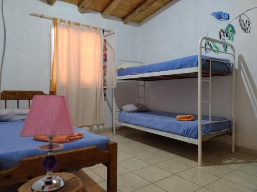 Cabaña Hurú Zaha客房内的一张或多张双层床