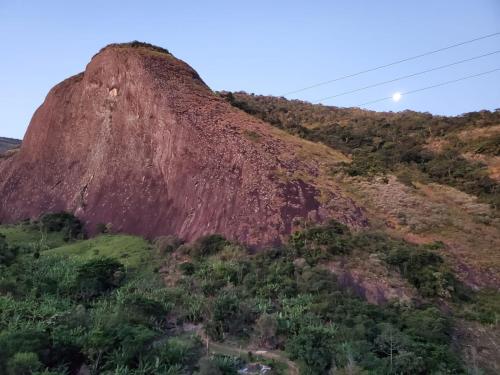 瓜拉派瑞Residencia Pedra do Elefante的山中树木繁茂的山