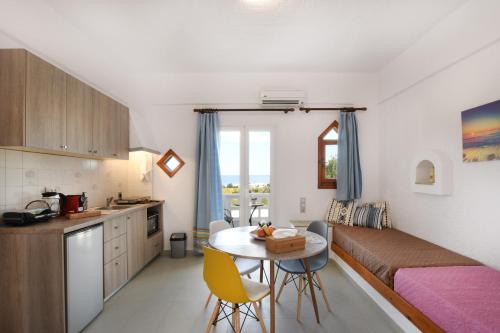 赫索尼索斯Air Brand New Bedrooms的小房间设有一张床和一张桌子及椅子