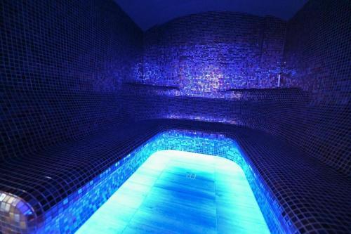 格鲁德柴兹Hotel Rudnik的蓝色灯光的房间的游泳池