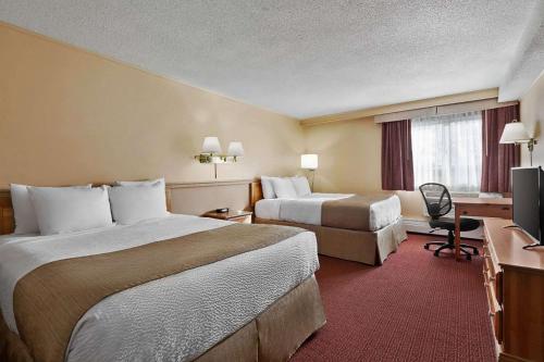 怀特霍斯怀特霍斯戴斯酒店的酒店客房设有两张床和电视。