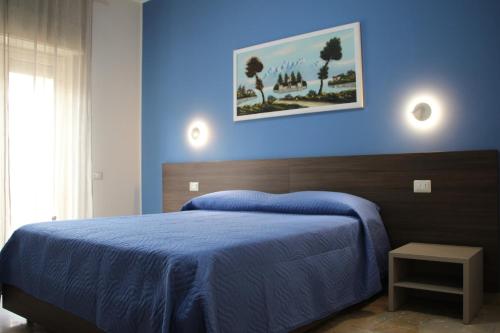墨西拿B&B Delle Serre的蓝色的卧室,配有一张蓝色墙壁的床