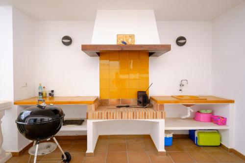 德尼亚Casa Harmony的客房内的厨房配有桌子和炉灶