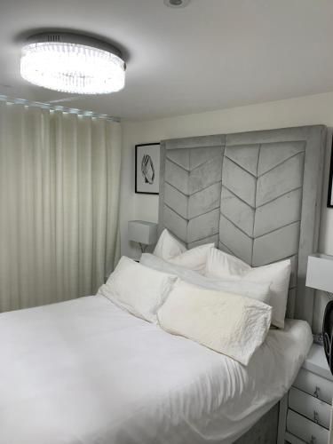 Horndon on the HillA BYK luxury modern home that sleeps 2 - 8 people的白色卧室配有一张带白色枕头的大床