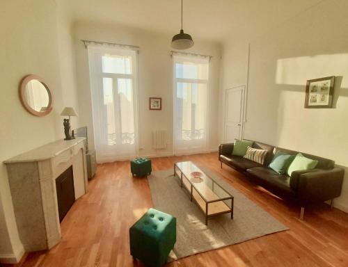 马赛Spacieux et lumineux appartement vue mer Joliette的带沙发和壁炉的客厅