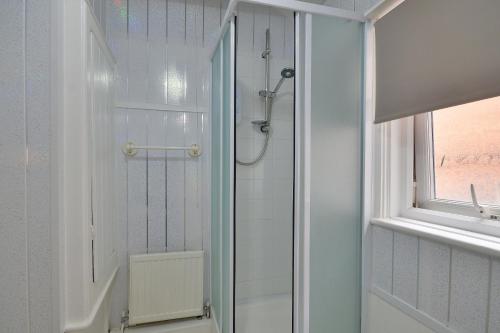 斯卡伯勒Rooms at 153 ROOM ONLY的浴室里设有玻璃门淋浴