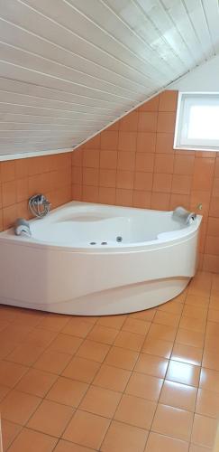 莫劳豪洛姆帕塔基房舍酒店的一间位于阁楼的白色大浴缸