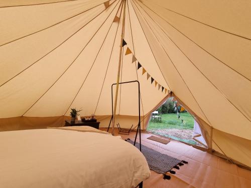 牛顿阿伯特Dartmoor Halfway Campsite的一个带一张床的大帐篷