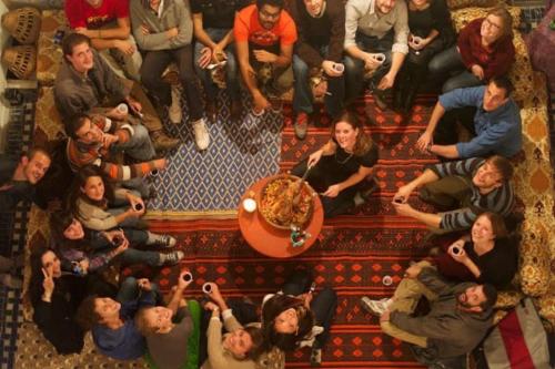 非斯Moroccan Dream Hostel的一群人坐在地板上