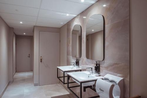 埃赫特尔德Boutique Hotel Restaurant BAL的浴室设有2个水槽和镜子