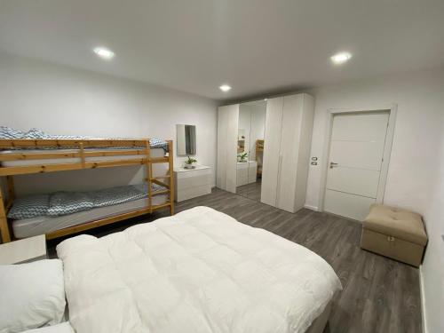博尔什Maison Bellevue - 2 bdrm villa in Borsh beach的一间带两张双层床的卧室和走廊