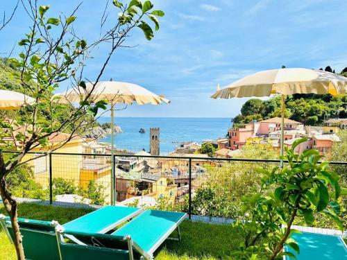 蒙特罗索阿尔马雷艾尔伯格德洋米奇酒店的享有带游泳池和遮阳伞的度假屋景致