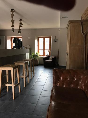 Saint-VidalL'Estampille的客厅配有沙发和桌子