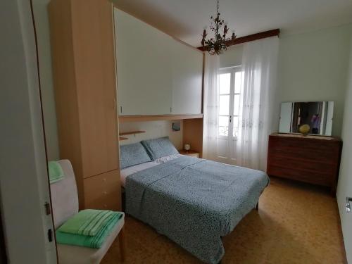 坎诺比奥Residenza Il Gabbiano 2 - panoramic rooms的卧室配有床、椅子和窗户。