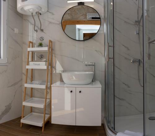 斯普利特Luxury Rooms Rustic Chic的一间带水槽和镜子的浴室