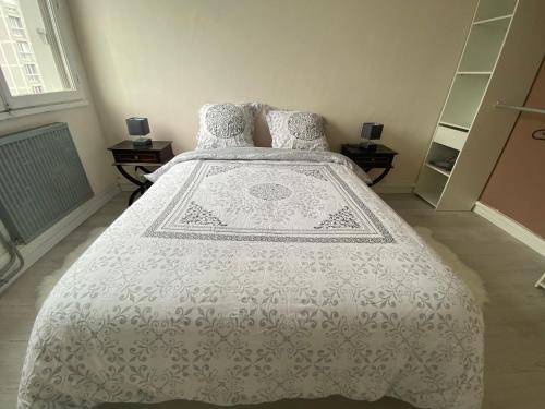 克莱蒙费朗Appartement, parking gratuit, sortie, autoroute, la méridienne的卧室配有带白色棉被的床