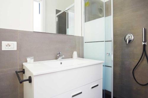 法维尼亚纳Stabilimento Lido Burrone的浴室配有白色水槽和淋浴。