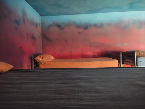 PescinaRifugio Silone的一间卧室设有两张床和红色的墙壁