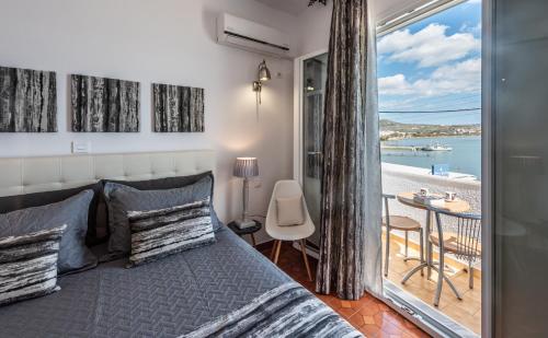 阿达玛斯Milos Inn的一间卧室配有一张床,享有海景