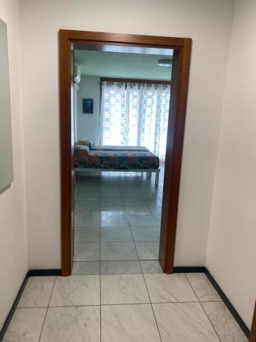 CadenazzoEmilio的通往一间房间的房间的门,房间里有一张床