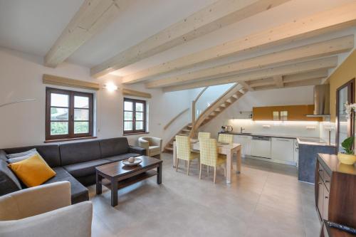 特热邦纳瑟尼寇公寓的客厅配有沙发和桌子