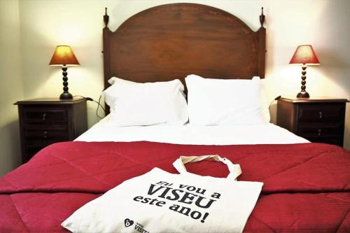 维塞乌Casa Dos Gomes的如果你想看到一张带红色棉被的床铺