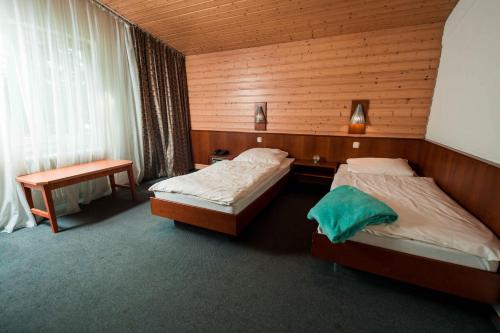 德拉格祖尔赛车道酒店的酒店客房配有两张床和一张书桌
