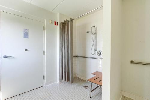 缅因州波特兰6号汽车旅馆的一间浴室