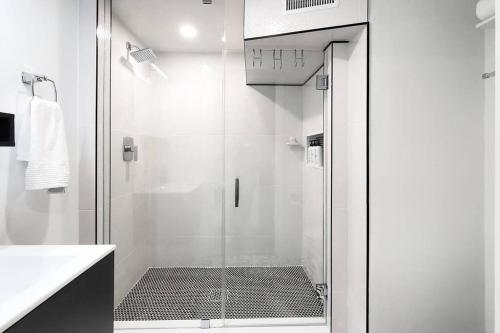 多伦多Renovated Guest Suite Near The Lake & High Park in Toronto!的浴室里设有玻璃门淋浴