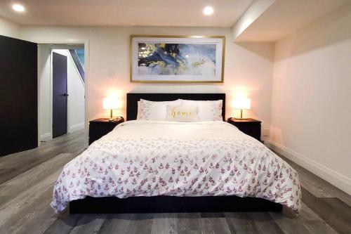 多伦多Renovated Guest Suite Near The Lake & High Park in Toronto!的一间卧室配有一张带2个床头柜的大床