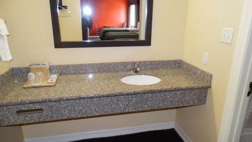 休斯顿Motel 6 Houston, TX – Willowbrook Mall的浴室的柜台设有水槽和镜子