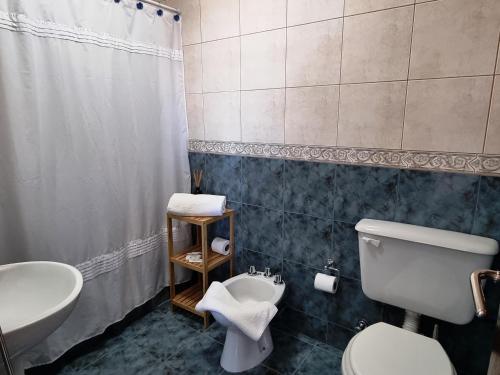 乌斯怀亚Isla Bonita Campanario的浴室配有白色卫生间和盥洗盆。