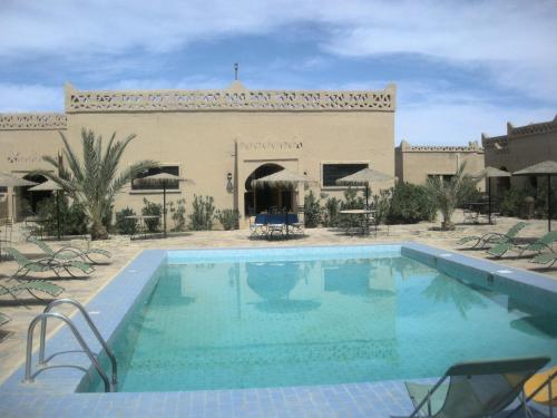 梅尔祖卡莱波特斯沙漠酒店的大楼前的大型游泳池